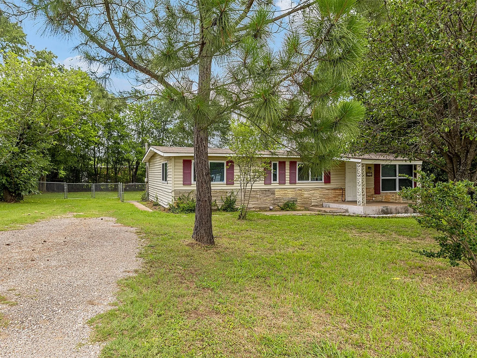 3 bed, 2.0 bath, 1128 sqft, $1,600 — Photo 3