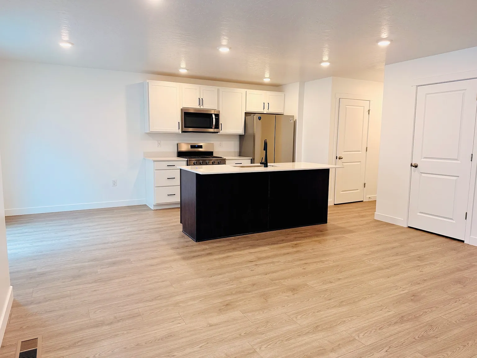 4 bed, 2.5 bath, 2248 sqft, $2,100 — Photo 3