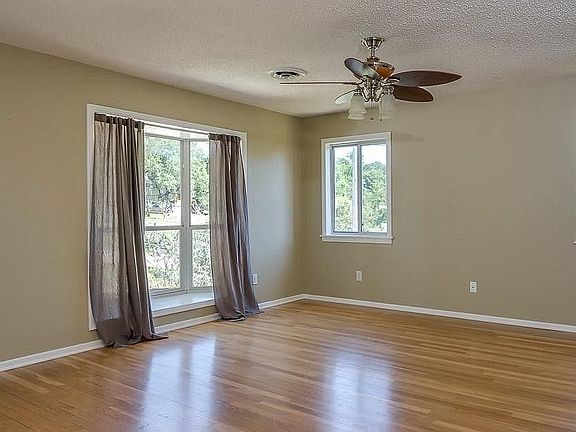 4th image of 844 Oak Ln #B