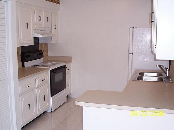 Kitchen (Fairly new appliances - new tile)