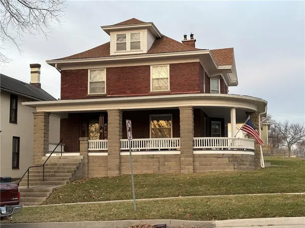 929 N 4th St, Atchison, KS 66002