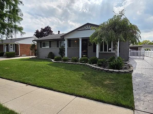 27608 Mayfair Ave, Brownstown, MI 48183