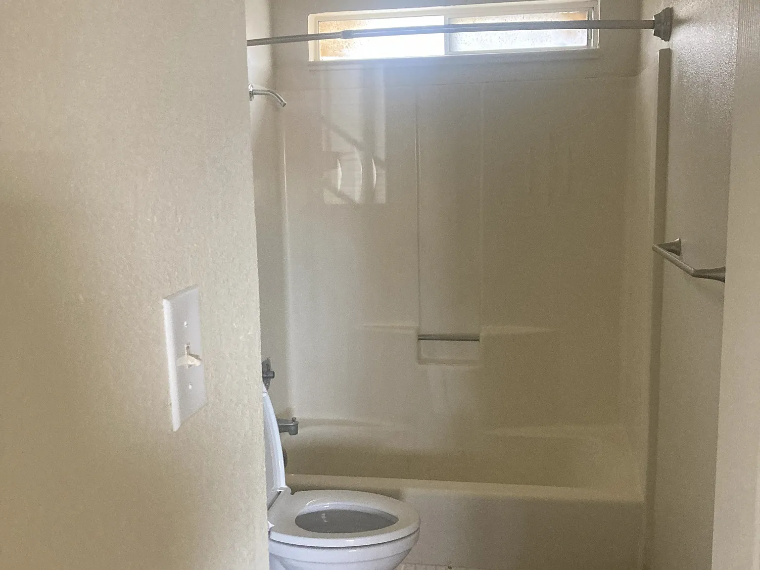 3 bed, 800 sqft, $1,600 — Photo 2