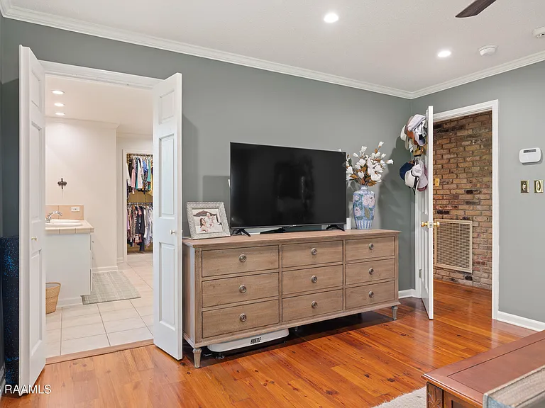 2407 E Broussard Rd — Photo 17