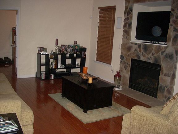 Large Familyroom with Fireplace