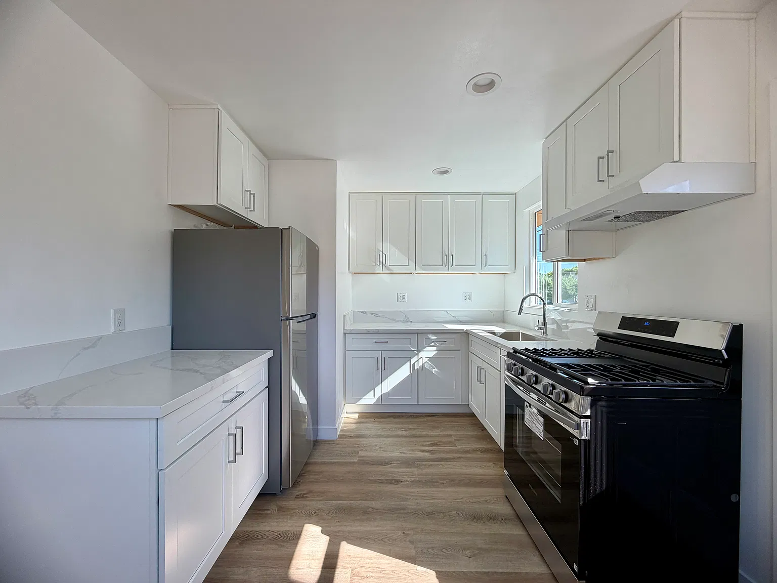 2 bed, 650 sqft, $2,400 — Photo 4