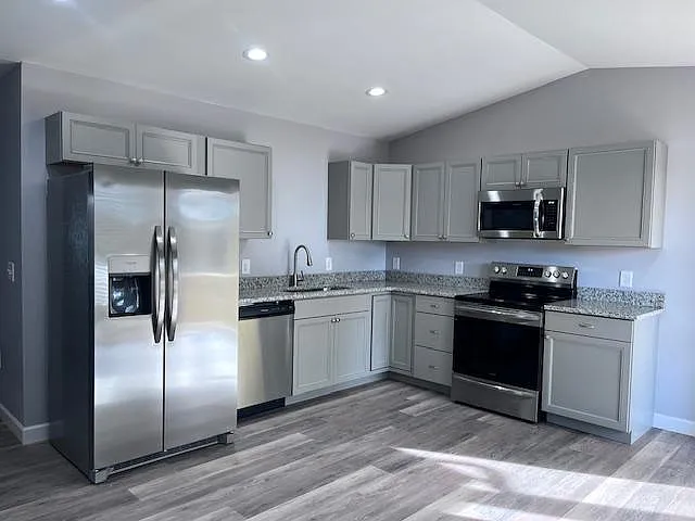 2 bed, 900 sqft, $1,300 — Photo 2