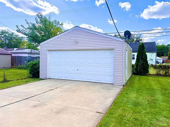 5th image of 21839 Firwood Ave