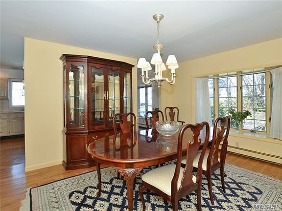 5th image of 35 Bay Dr W