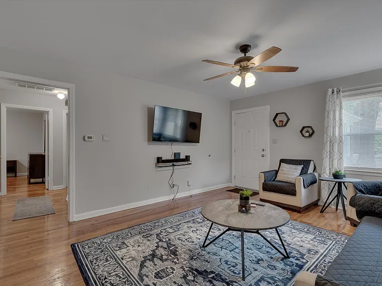 815 W Markham Ave #B — Photo 4
