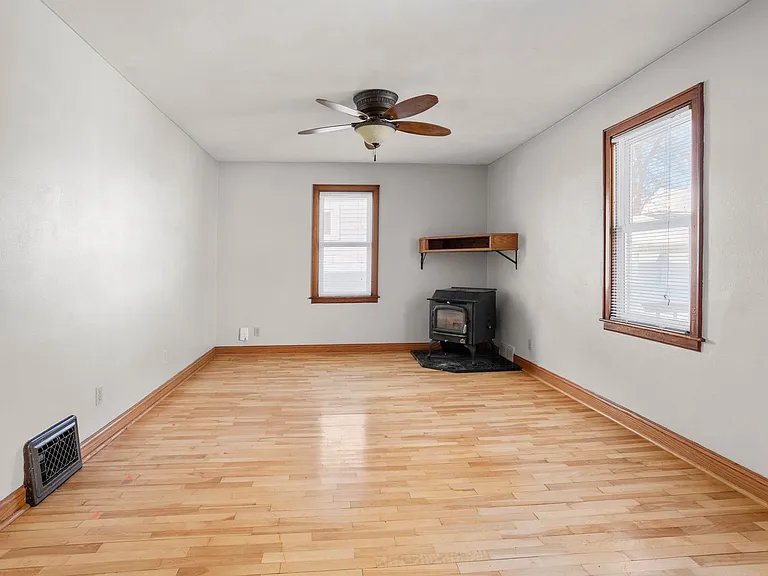 820 W 4th St — Photo 3