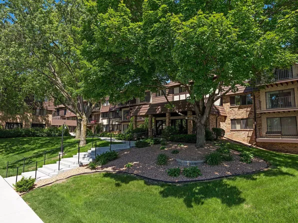 205 Barry Ave S APT 320, Wayzata, MN 55391