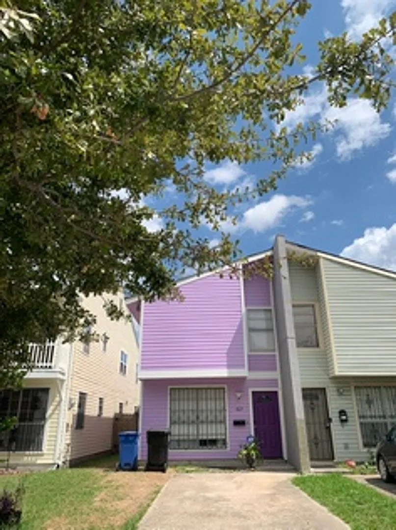 3 Bedroom Townhome Just 3 Blocks from St. Charles Ave. — Photo 1