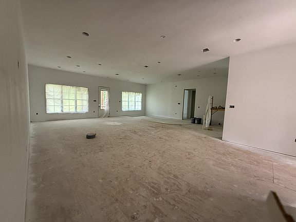3rd image of 153 Country Club Ext