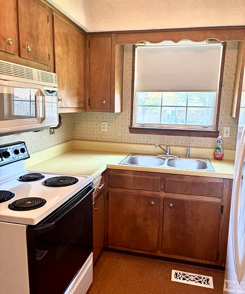 2566 Railroad St — Photo 10