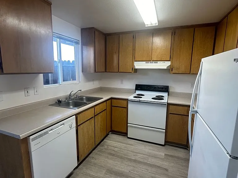 1264 Newlands Dr W — Photo 2