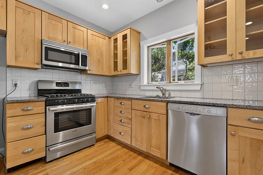 1 bed, 1.0 bath, 1200 sqft, $2,300 — Photo 4