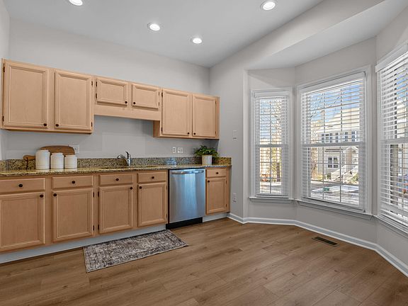 4th image of 206 Riverwalk Cir
