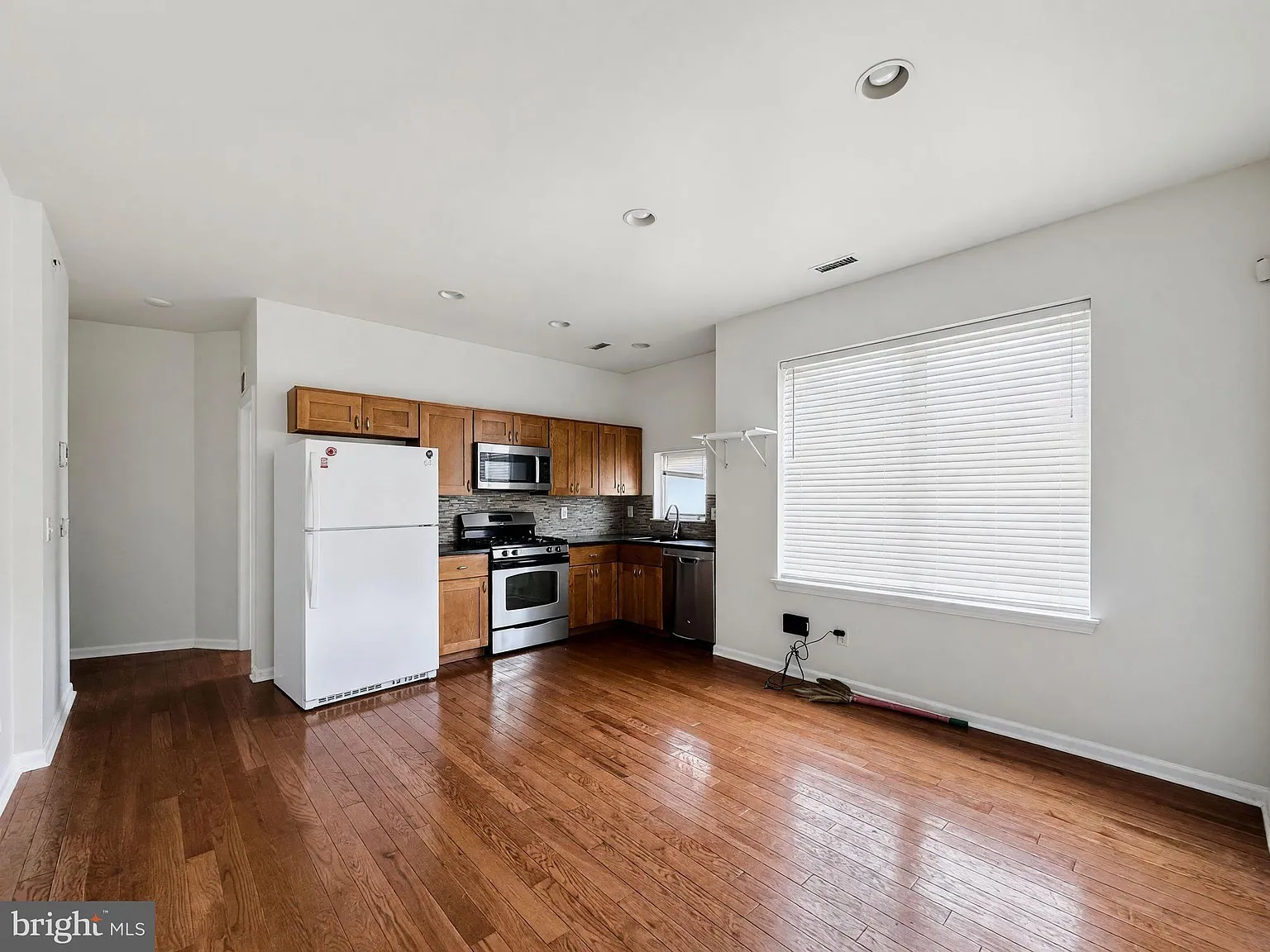 4 bed, 1250 sqft, $550 — Photo 1