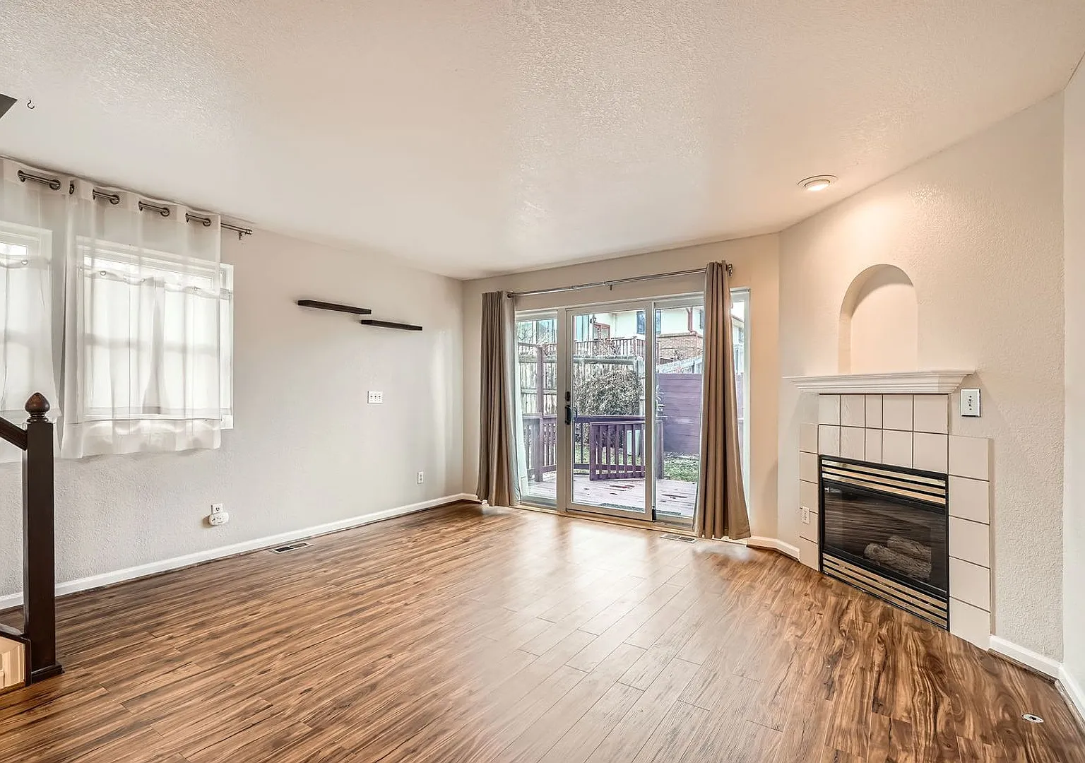 Beautiful end unit townhome with 2 bedrooms and 2.5 bath in a quiet and friendly neighborhood. — Photo 4