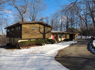 445 W Ravenswood Hills Cir, Brookfield, WI 53045