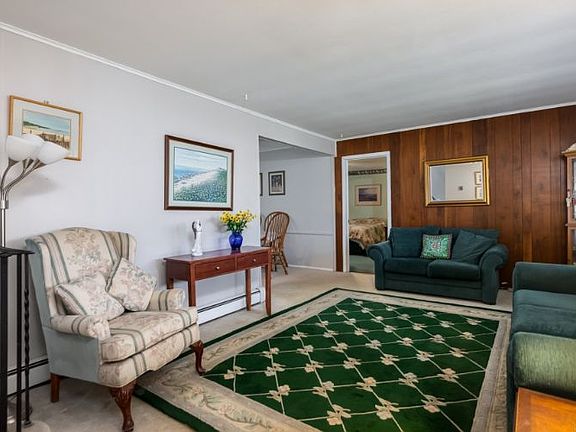 4th image of 10 Cheryl Ln