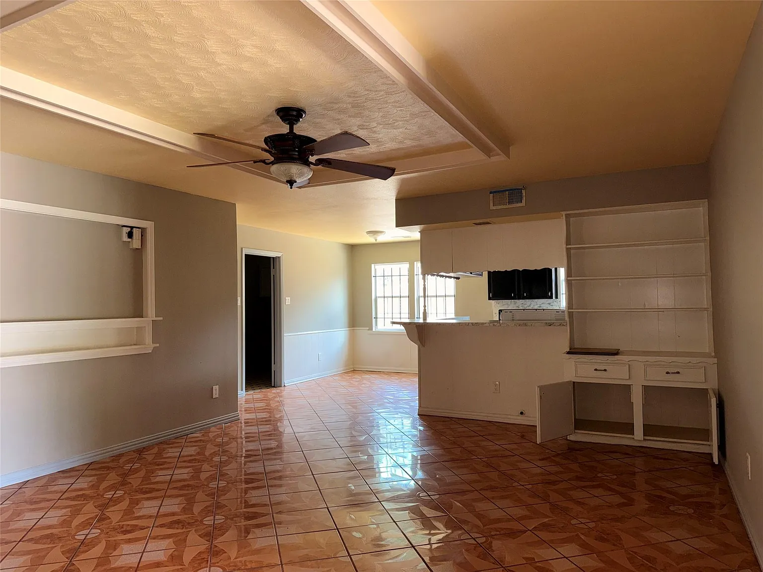4 bed, 2.0 bath, 2375 sqft, $2,100 — Photo 4