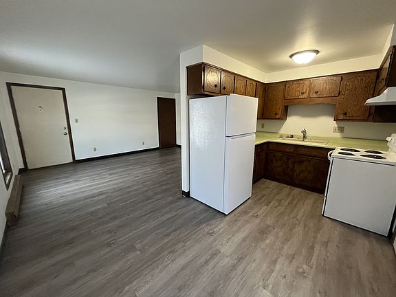 4th image of 2421 Camelot Blvd #B
