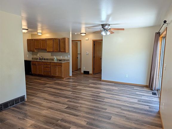 3rd image of 400-402 Main St #400-402