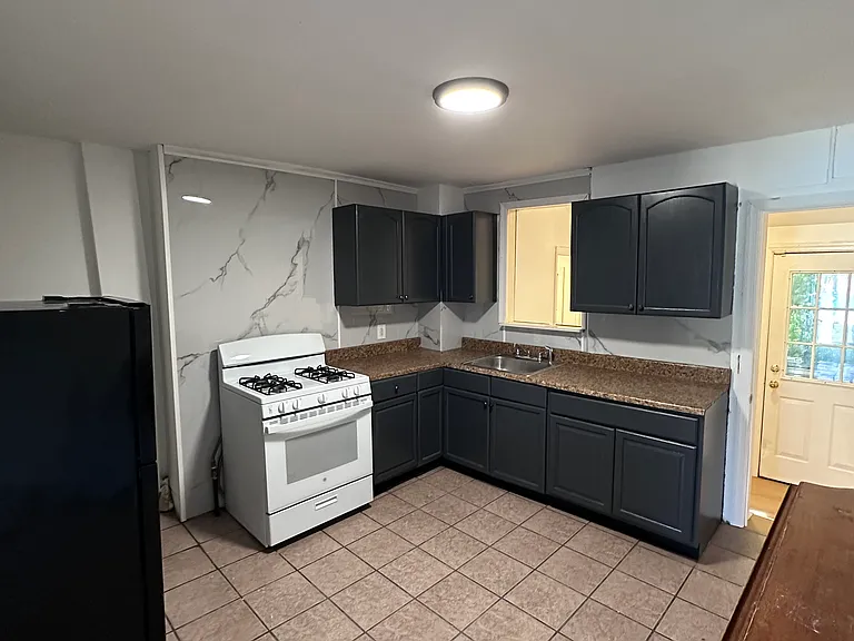 811 S Warren St — Photo 3