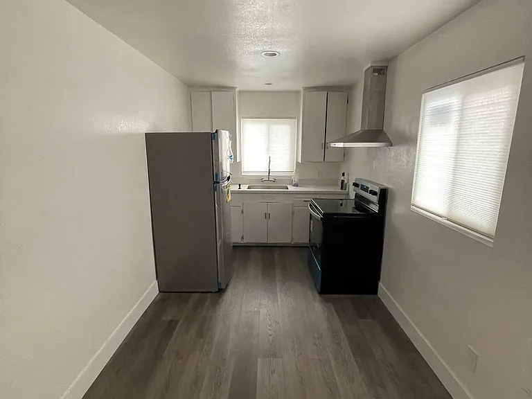 243 E 6th St — Photo 10