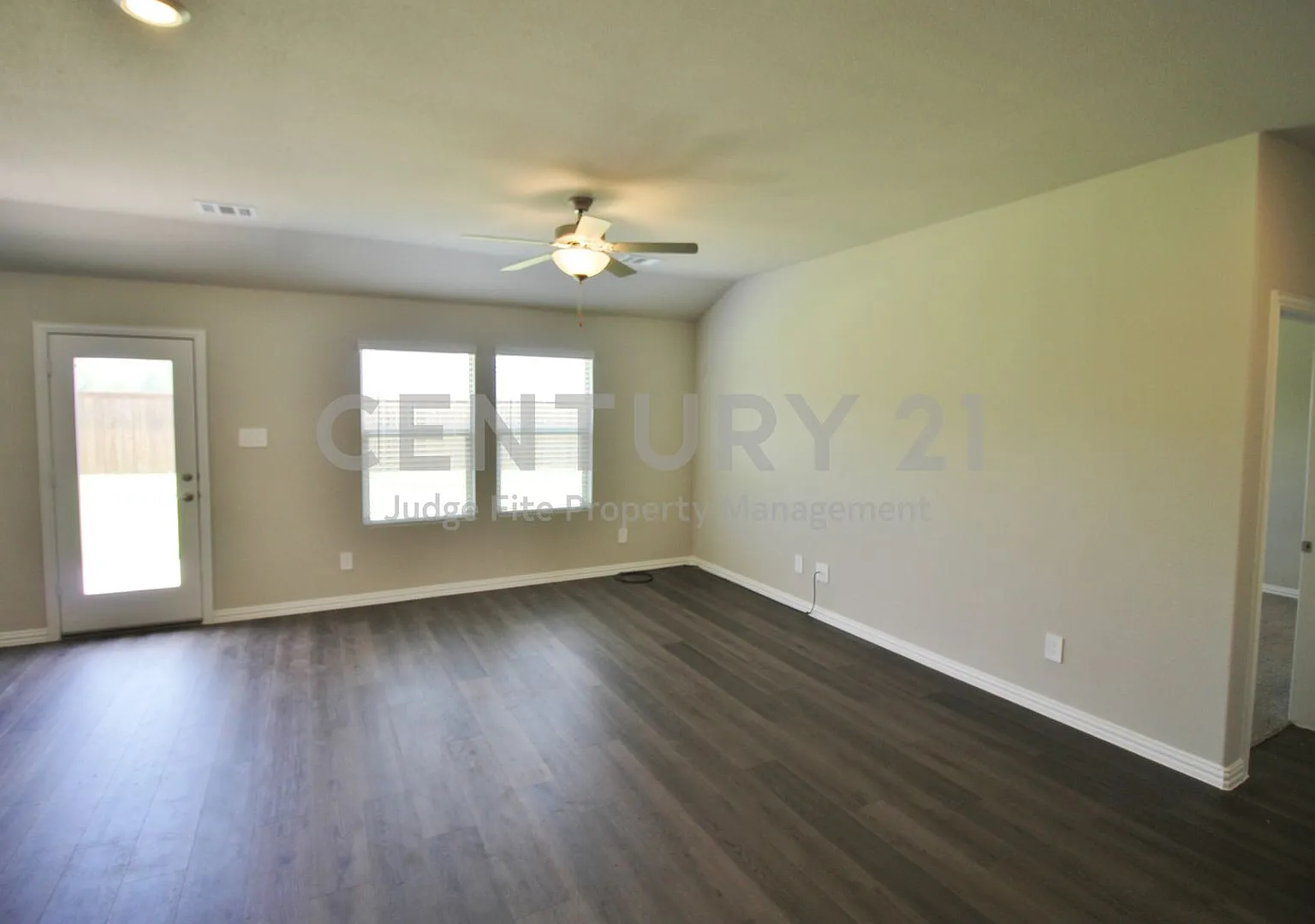 Like New 3/2/2 in Farmersville Ready For Immediate Occupancy! — Photo 2