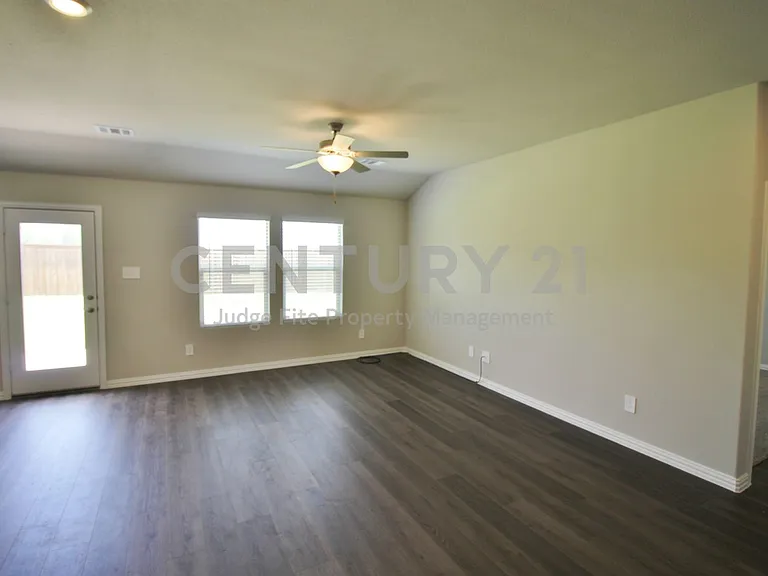 4208 Mountain Creek Dr — Photo 2
