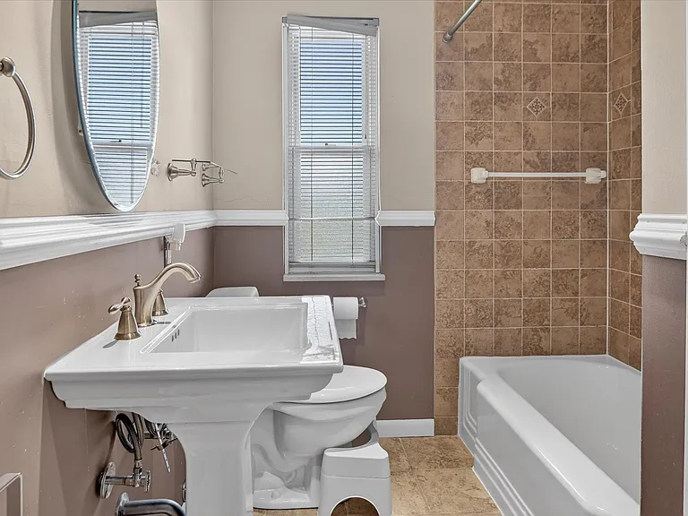 462 Greenhurst Dr — Photo 8