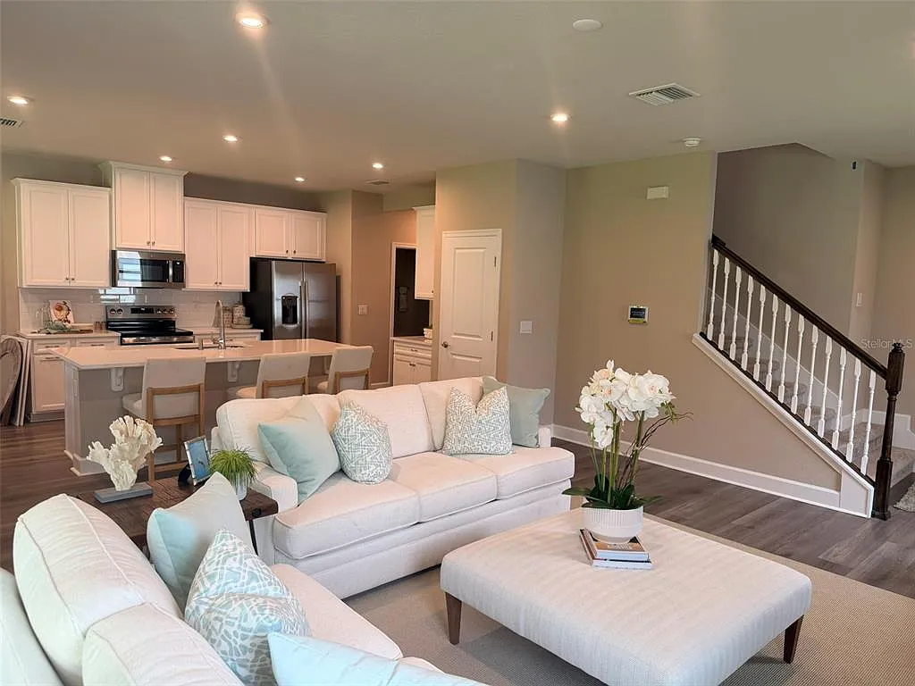4 bed, 2.5 bath, 2522 sqft, $3,000 — Photo 3
