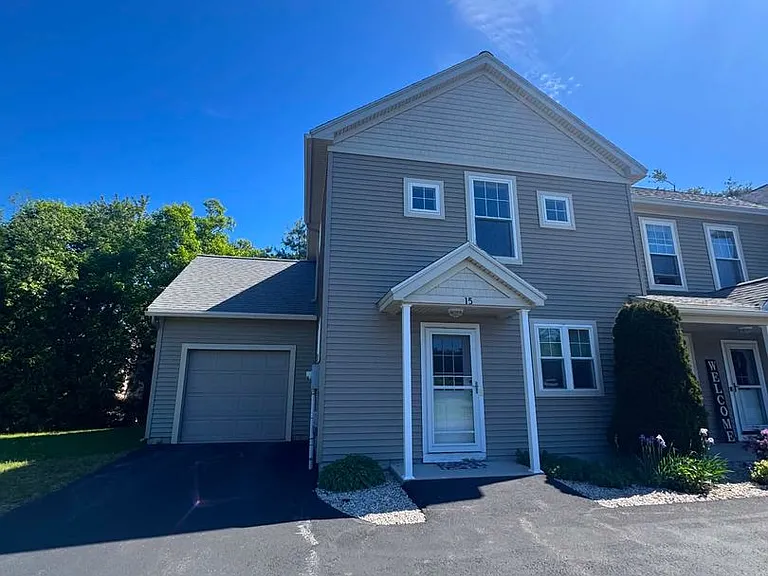 15 Edgefield Ln — Photo 2
