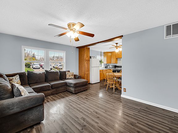 4th image of 19 Evergreen Ln