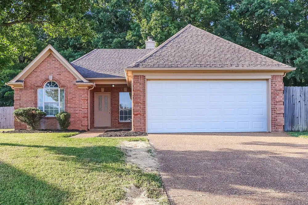 3 bed, 2.0 bath, 1385 sqft, $1,820 — Photo 1