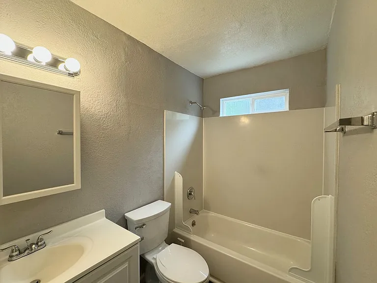 Oak Plaza Apartments — Photo 20