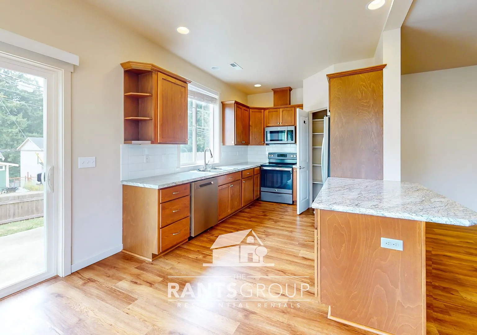 838R — Photo 3