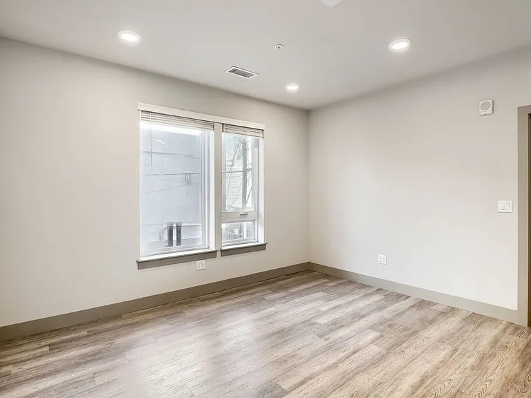 4923 King St — Photo 14