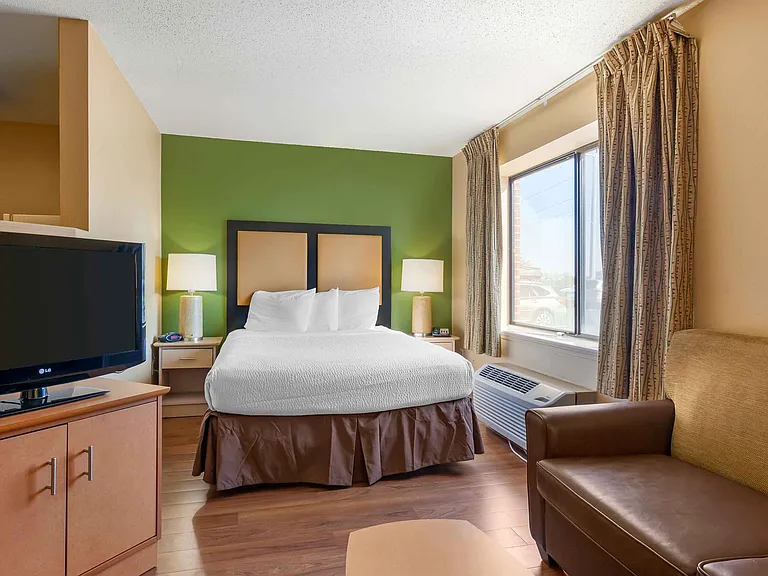 Deluxe Studio - 1 Queen Bed