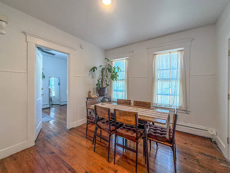 246 Nicoll St #1R — Photo 2