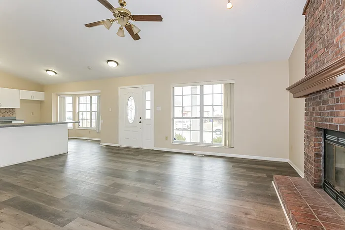 3 bed, 2.0 bath, 1204 sqft, $1,545 — Photo 3