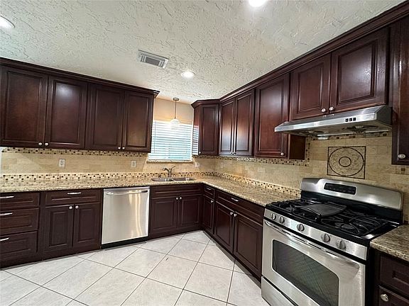 3rd image of 12215 Plumbrook Dr