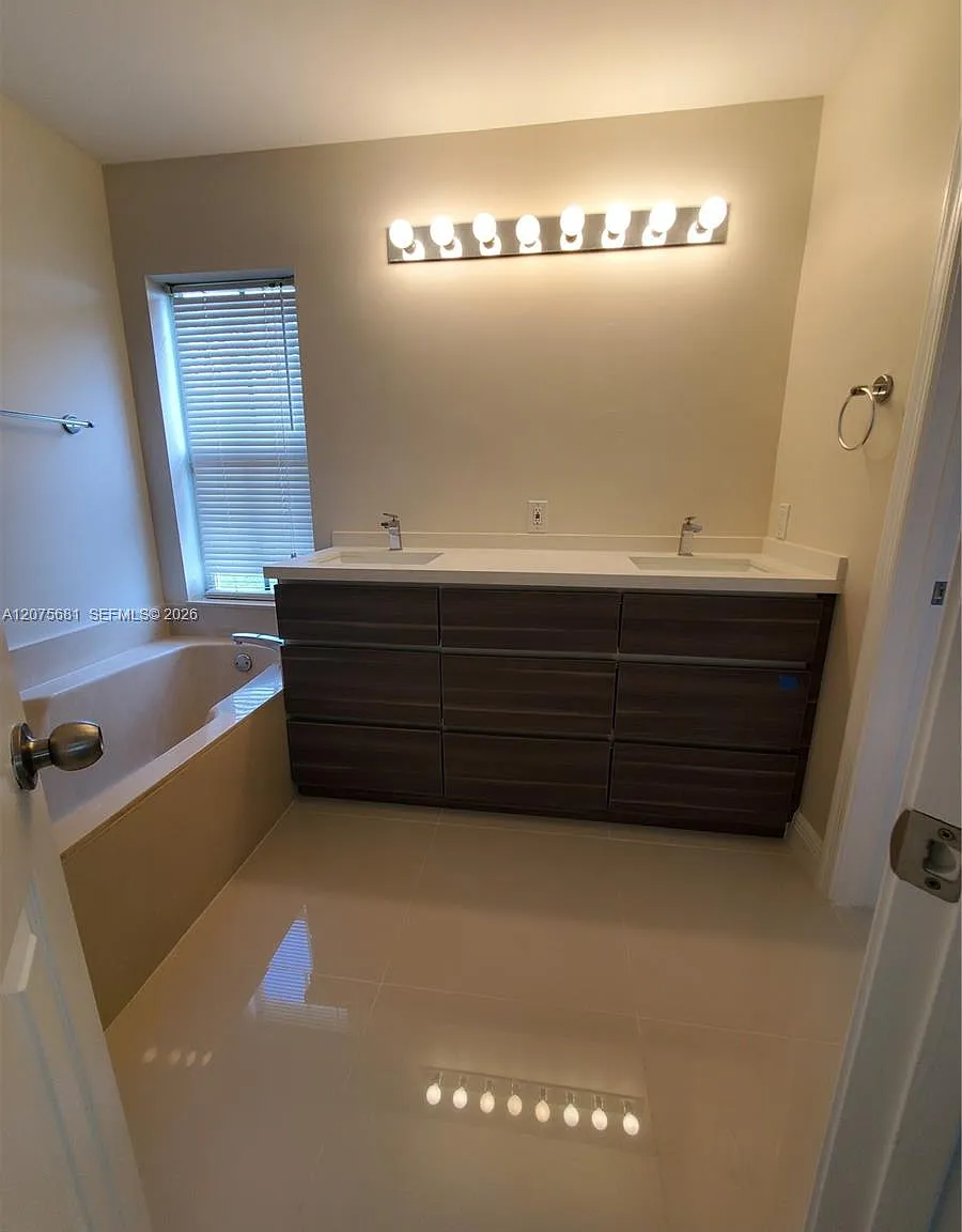 3 bed, 1418 sqft, $4,100 — Photo 4