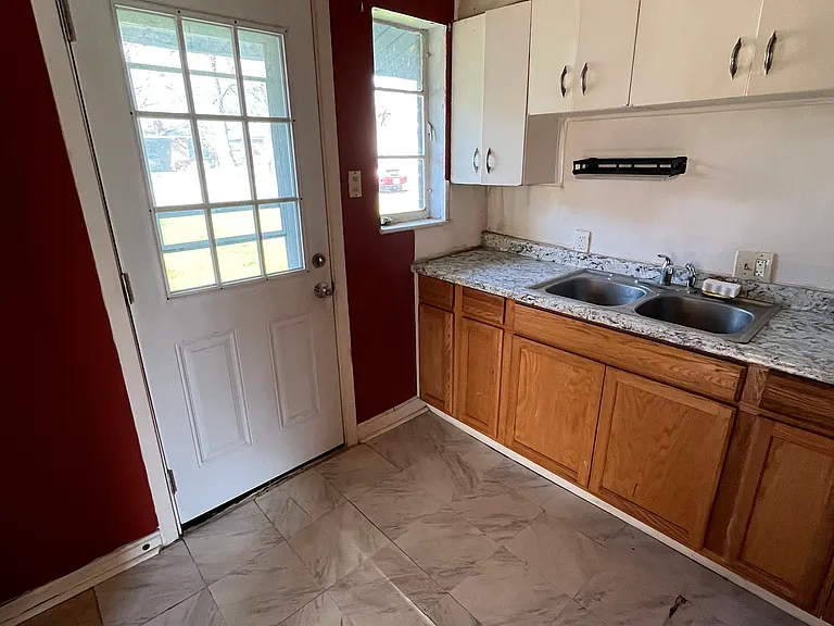 1215 W Morton St — Photo 5