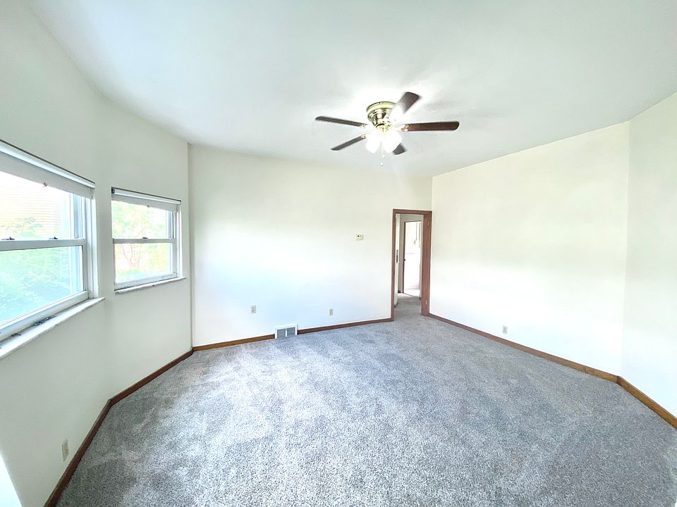 Living room (unfurnished)