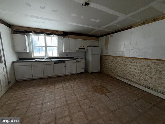 2nd image of 1819 Armstrong Valley Rd