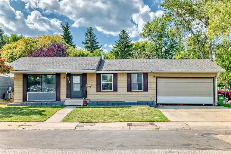 207 Homestead Cres NW #1A photo 1